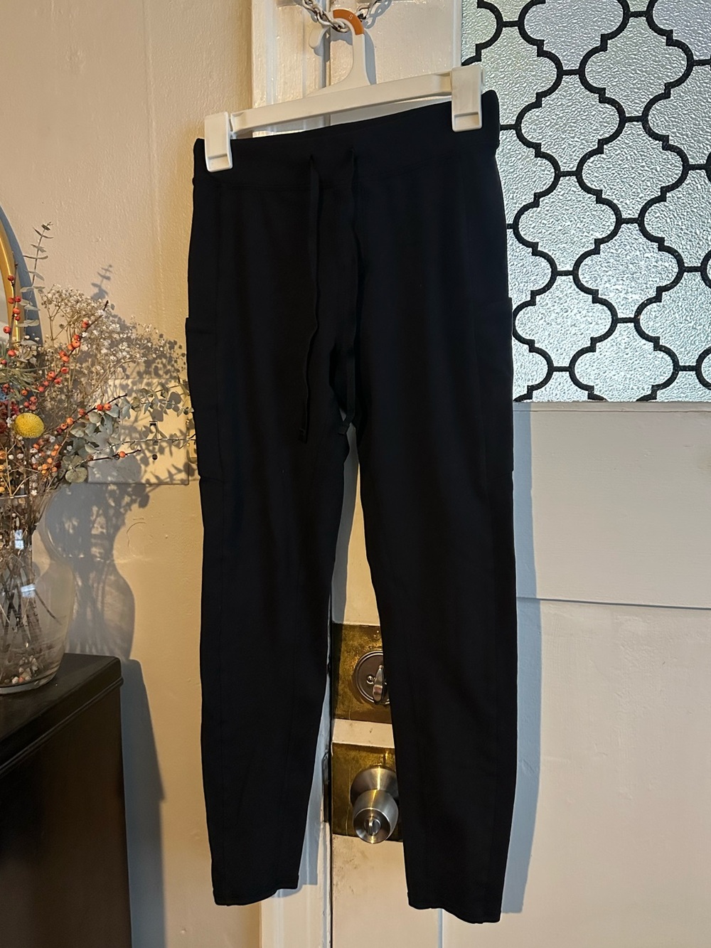 ALO Yoga Black Leggings with Cargo Pocket